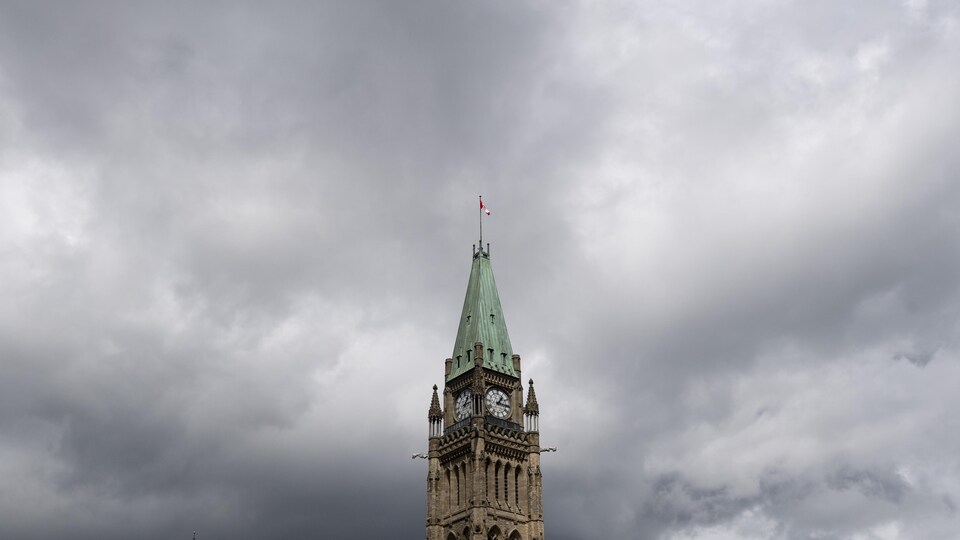 Du brouillard flotte autour du parlement à Ottawa.