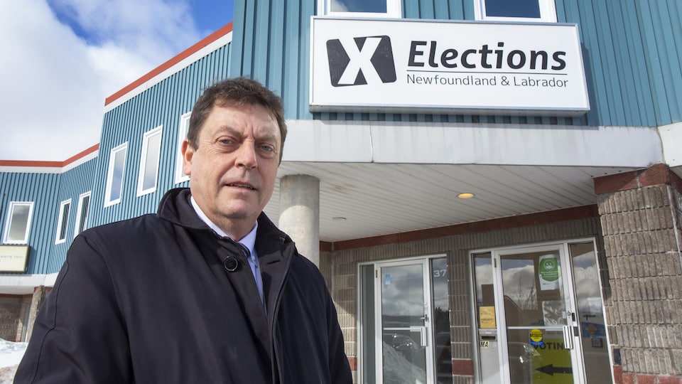 Bruce Chaulk se tient devant le quartier général de l'agence.