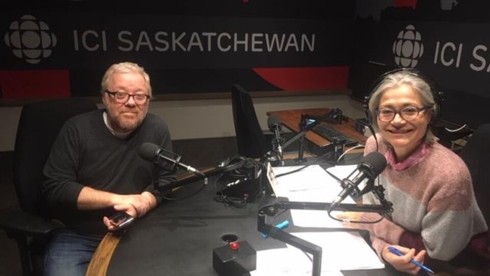Bruno Guglielminetti et Doris Labrie dans le studio radio de Radio-Canada à Regina.