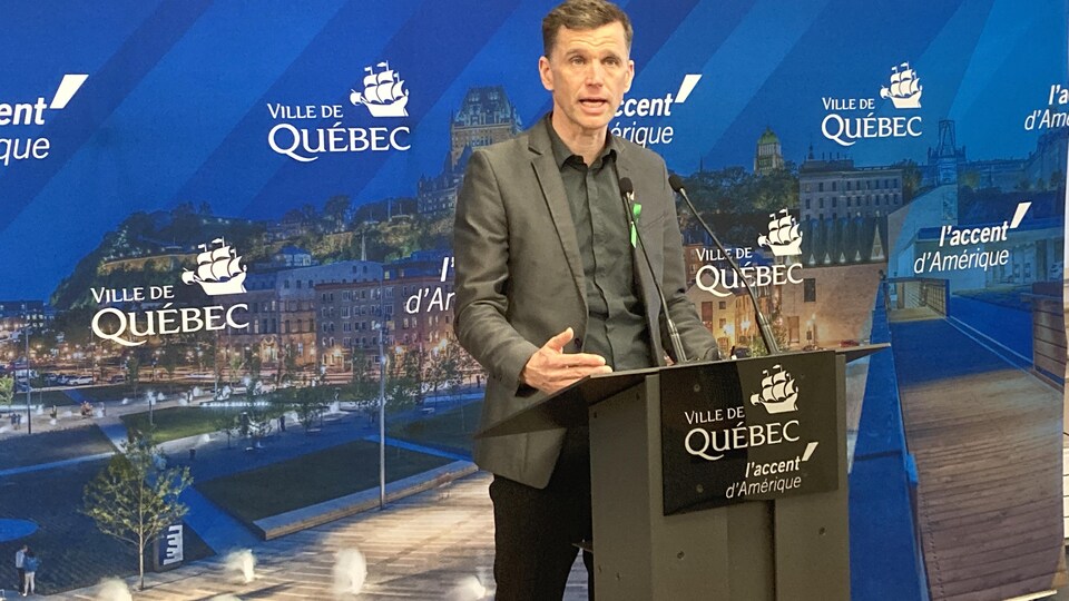 Le maire de Québec en conférence de presse.