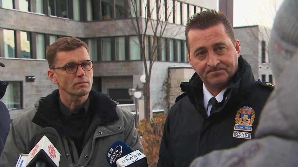 Plan rapproché de Bruno Marchand et Denis Turcotte à l'extérieur lors d'un point de presse.