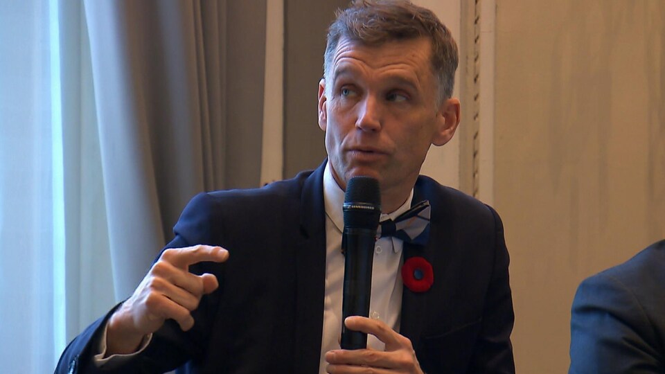 Bruno Marchand parle dans un micro.