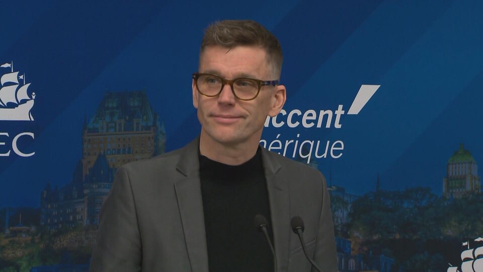 Bruno Marchand devant un micro.