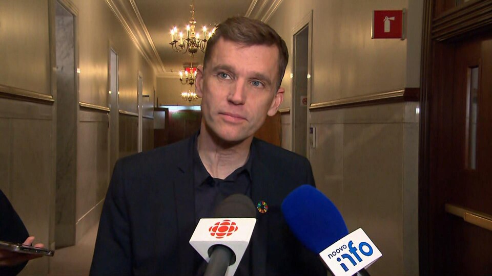 Bruno Marchand lors d'une mêlée de presse dans les couloirs de l'hôtel de ville de Québec.