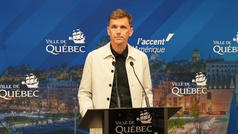 Bruno Marchand lors d'un point de presse à l'hôtel de ville de Québec.