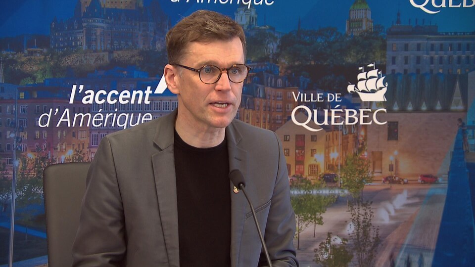 Bruno Marchand lors d'une conférence de presse à l'hôtel de ville de Québec.