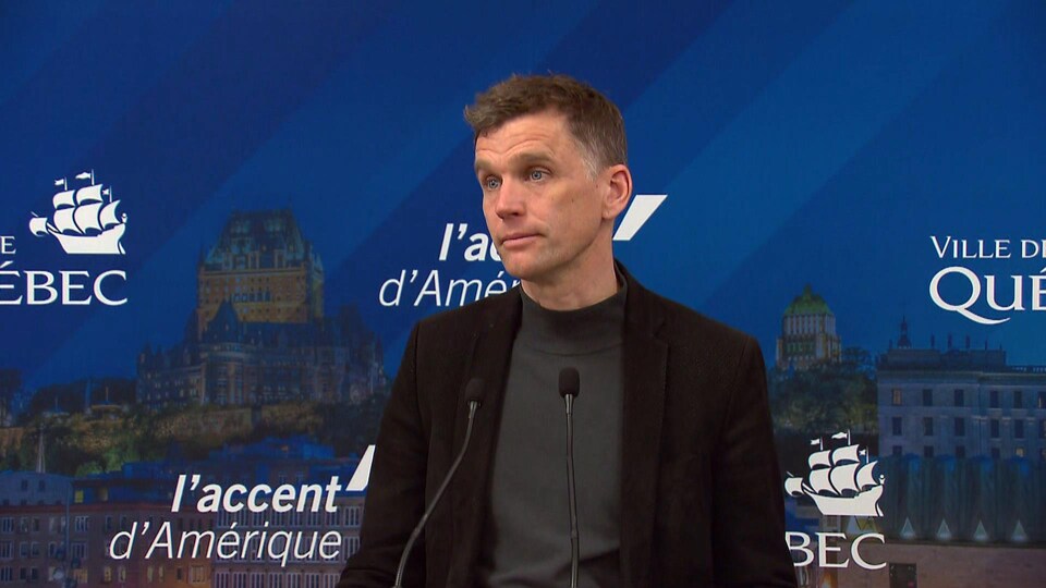 Bruno Marchand lors d'un point de presse à l'hôtel de ville de Québec.