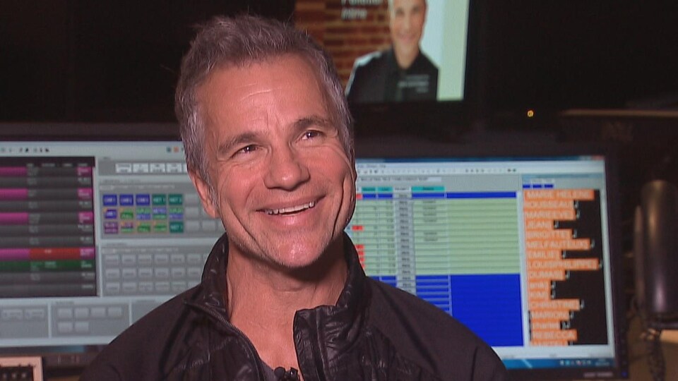 Bruno Pelletier se trouve dans la régie d'un studio de radio.