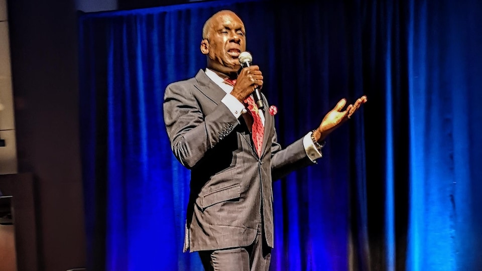 Bruny Surin est sur scène