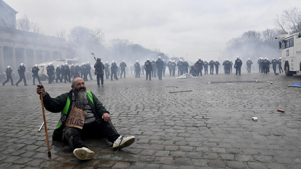  Un manifestant est assis sur la chaussée à Bruxelles.