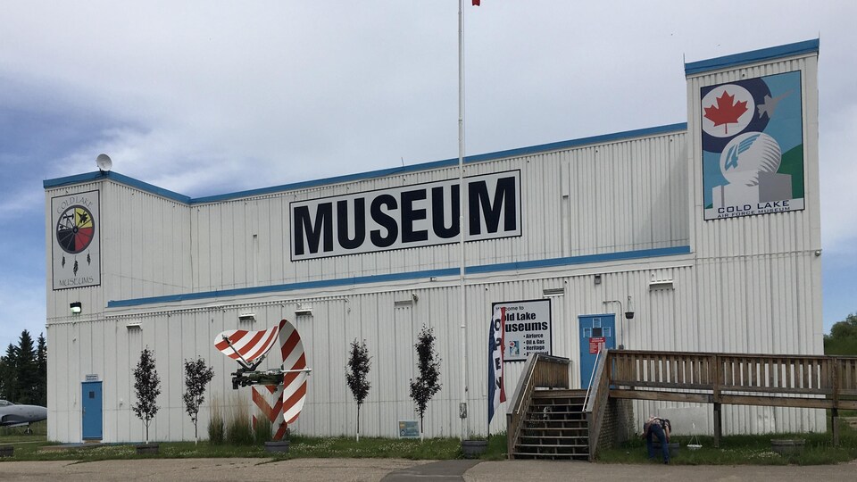 L'extérieur du musée de Cold Lake.