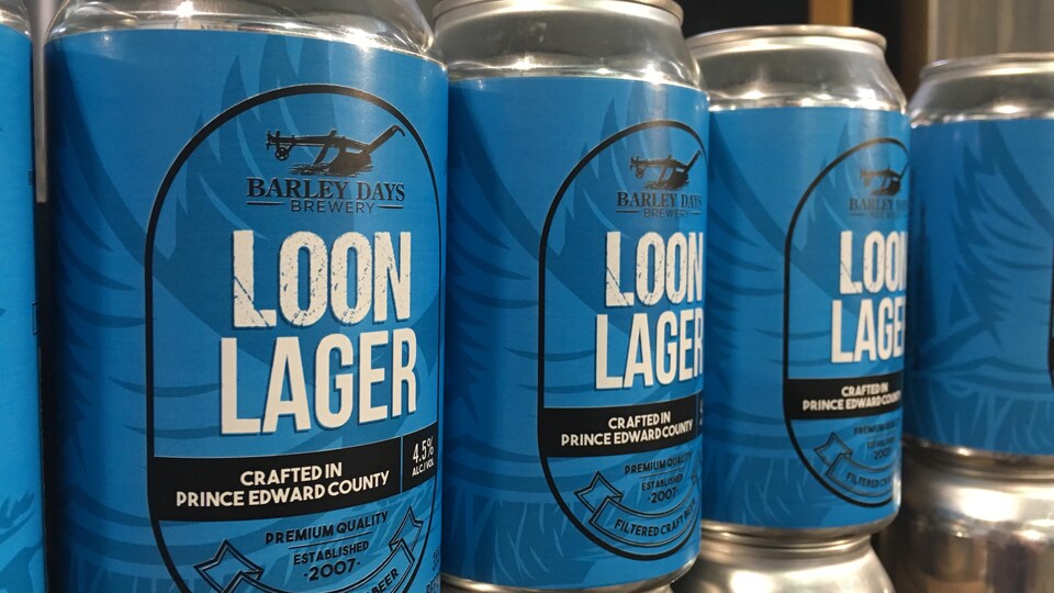 Des canettes de bières avec une étiquette bleue sur laquelle on peut lire "Loon Lager".