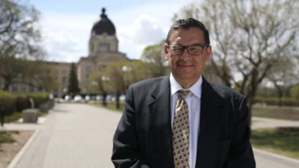 Buckley Belanger devant l'Assemblée législative à Regina.