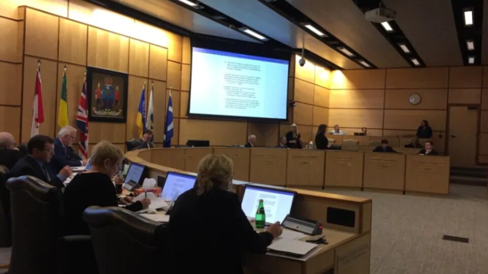 Les conseillers municipaux discutent à l'Hôtel de Ville.