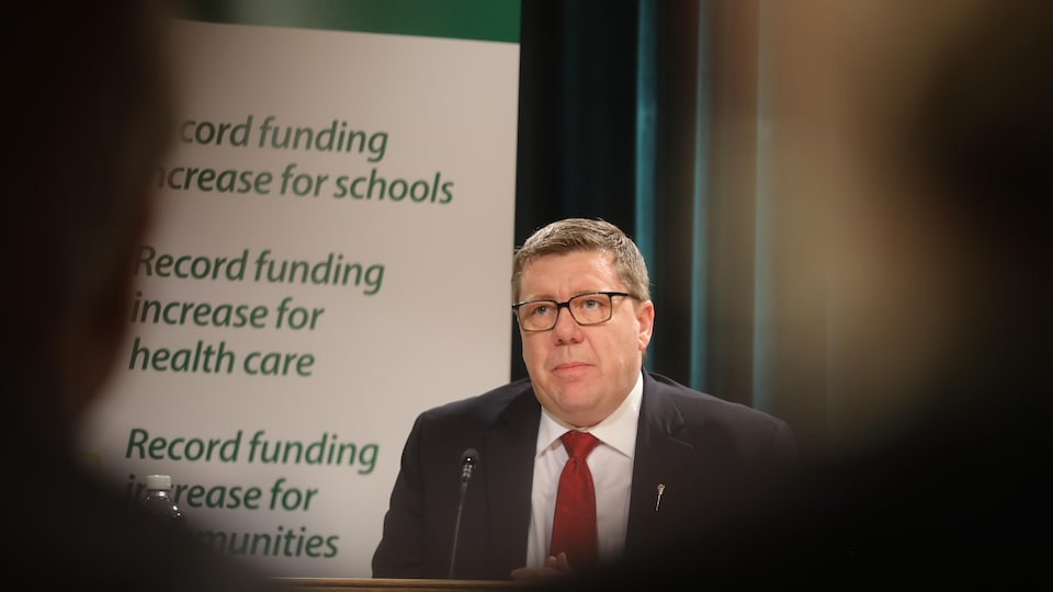 Le premier ministre de la Saskatchewan, Scott Moe, lors d'une conférence de presse avant le dépôt du budget pour l'année 2024-2025. Le 20 mars 2024.