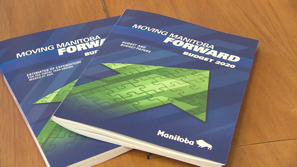 Deux cahiers du budget du Manitoba.