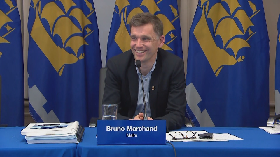 Le maire de Québec a présenté un budget sous le signe de la collaboration avec les partis d'opposition.