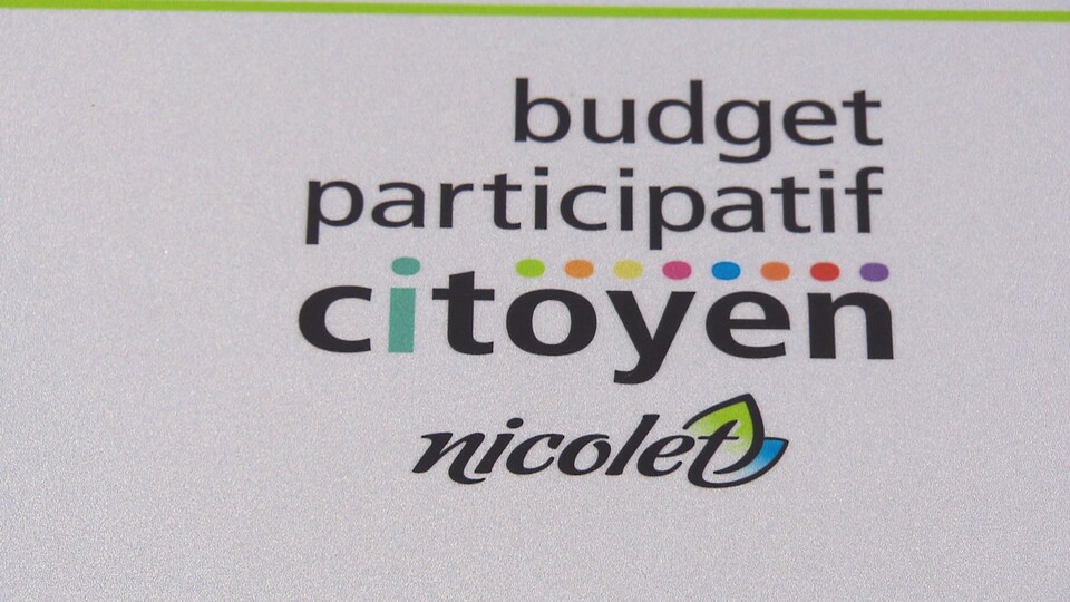 Une plaque où on peut lire « budget participatif citoyen, Nicolet».