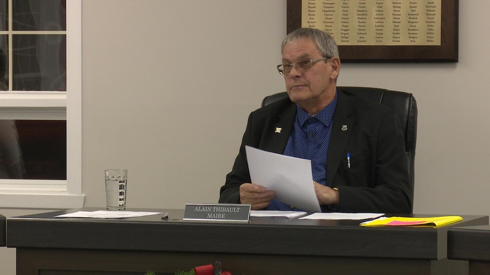 Alain Thibault lors d'une séance du conseil municipal.