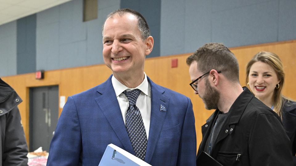 Le ministre des Finances du Québec, Éric Girard, sourit à la sortie d'une conférence de presse à la veille du dépôt du budget, le lundi 20 mars 2023 à Québec.