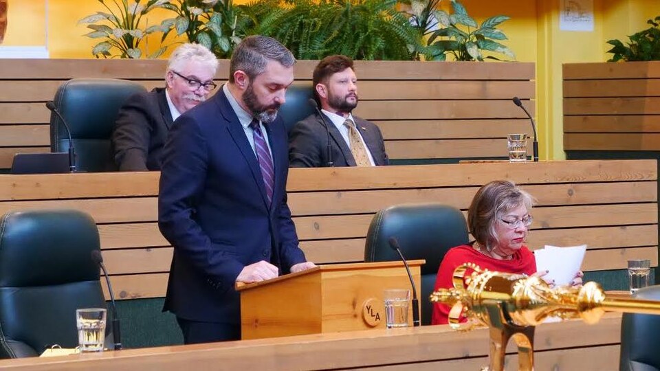 Le premier ministre Sandy Silver fait la lecture du budget de son gouvernement, debout à l'Assemblée législative.
