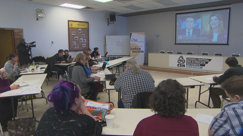 Une vingtaine de représentants organismes régionaux ont visionné collectivement le dévoilement du budget fédéral à Sherbrooke.