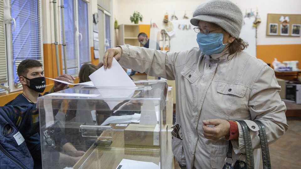 Une Bulgare dans un bureau de vote dimanche.