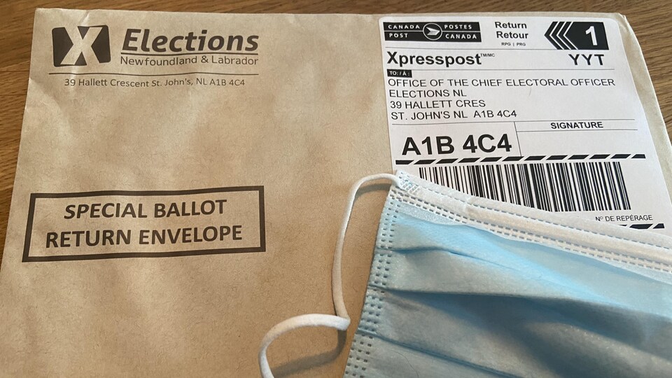 Une enveloppe postale contenant les documents.