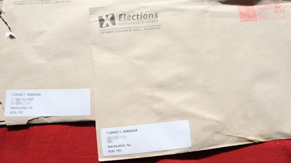 Deux enveloppes d'Élections Terre-Neuve-et-Labrador.