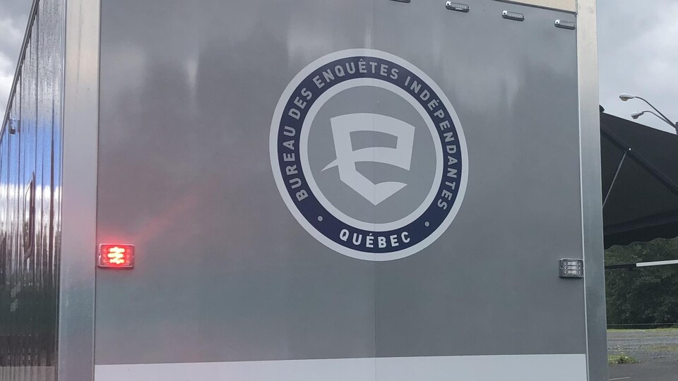 La remorque affichant le logo du Bureau des enquêtes indépendantes (BEI). 
