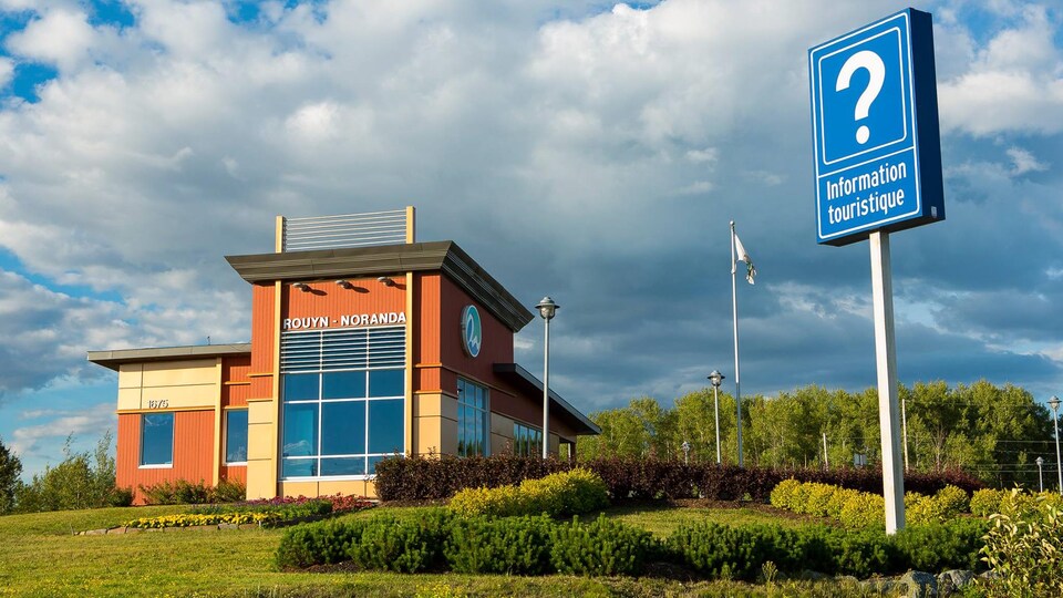 Le bureau d'information touristique de Rouyn-Noranda, en été.