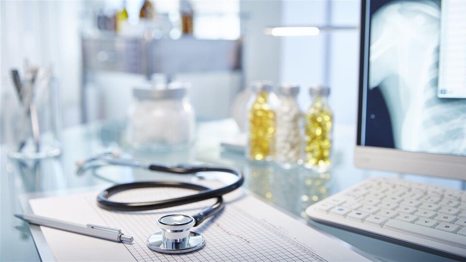 Un bureau de médecin.