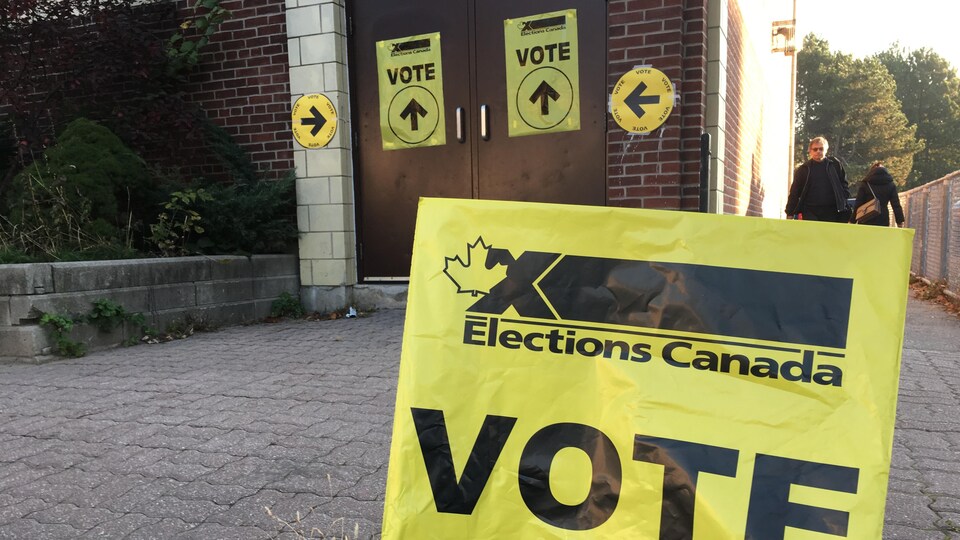 Des affiches d'Élections Canada.
