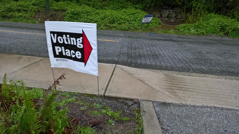 Un panneau indiquant l'emplacement d'un bureau de vote.