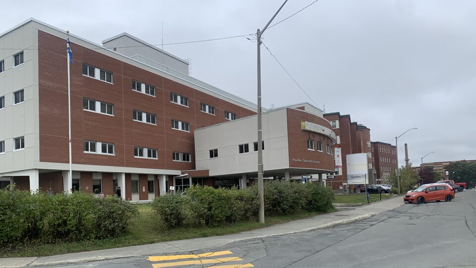 Un passage pour piéton mène au pavillon Gabrielle-Laramée de Rouyn-Noranda.