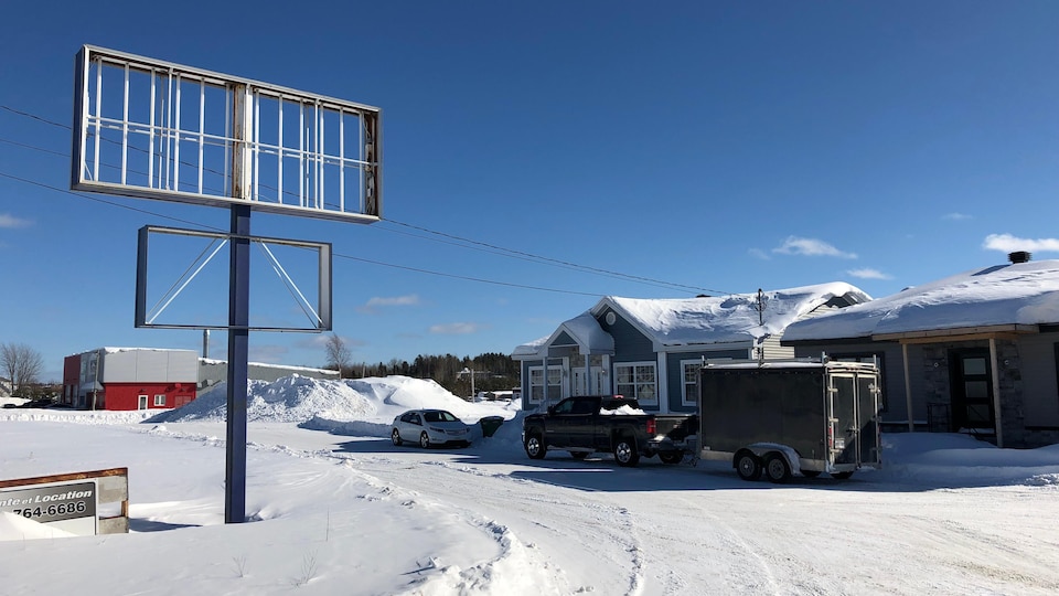 Les locaux d'une entreprise, l'hiver.