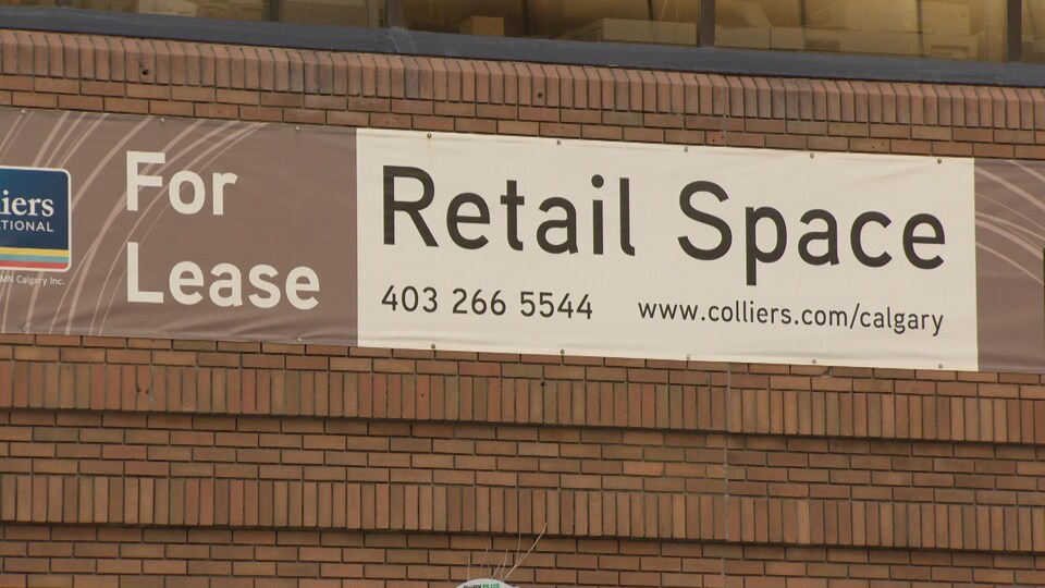 Une bannière annonce qu'un espace commercial est disponible à la location au centre-ville de Calgary. 