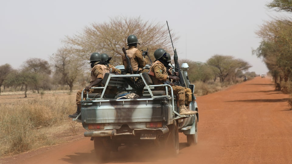 Des soldats du Burkina Faso en patrouille dans la brousse