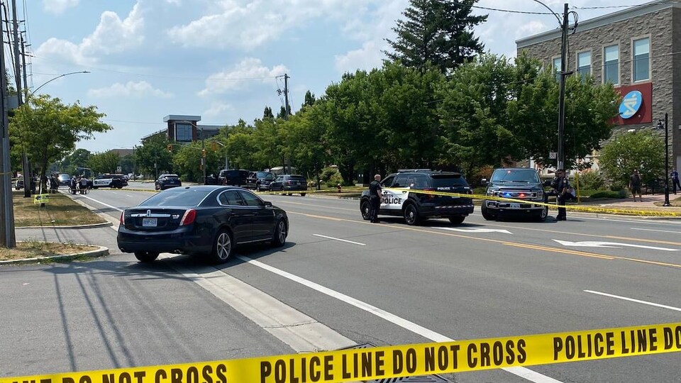 Des véhicules de police sur une rue de Burlington