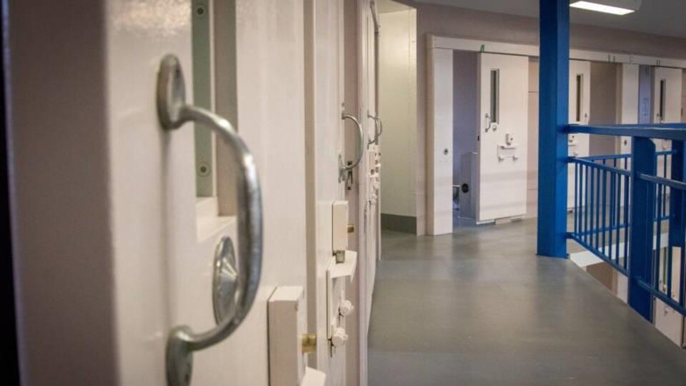 Un couloir de la prison.