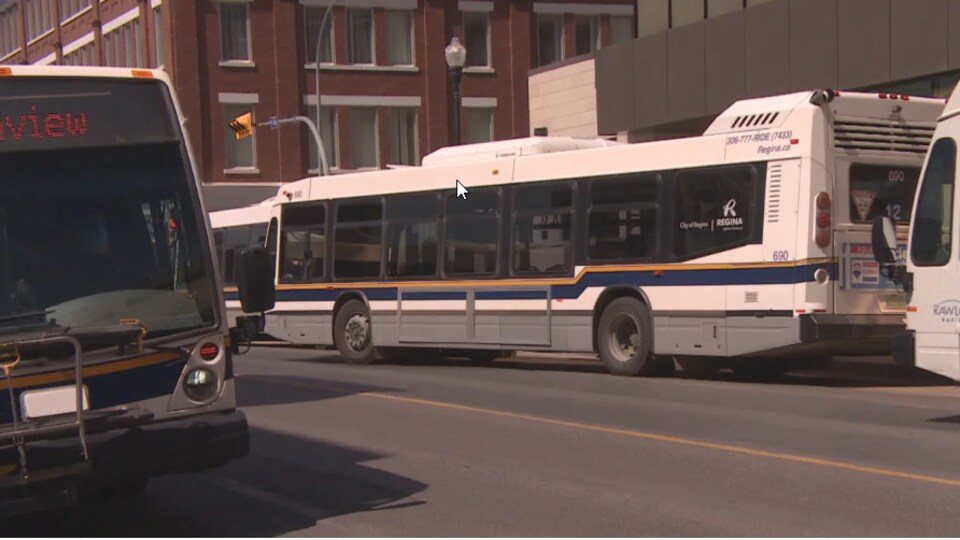 Des bus font des arrêts à la 11e Avenue, au centre-ville de Regina.