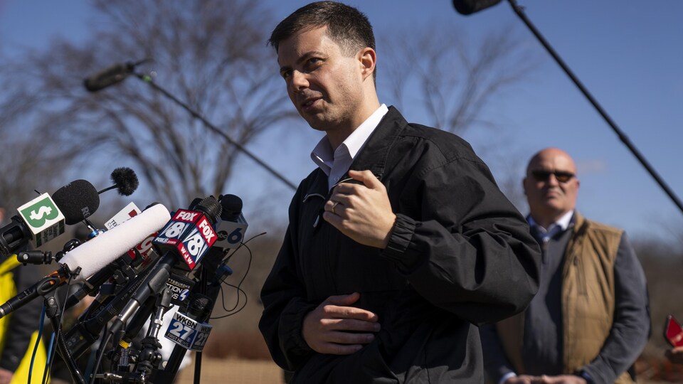 Pete Buttigieg en conférence de presse à East Palestine, Ohio