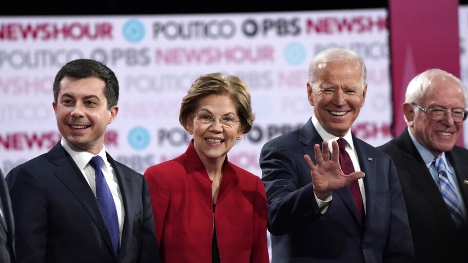 Pete Buttigieg, Elizabeth Warren, Joe Biden et Bernie Sanders avant un débat.