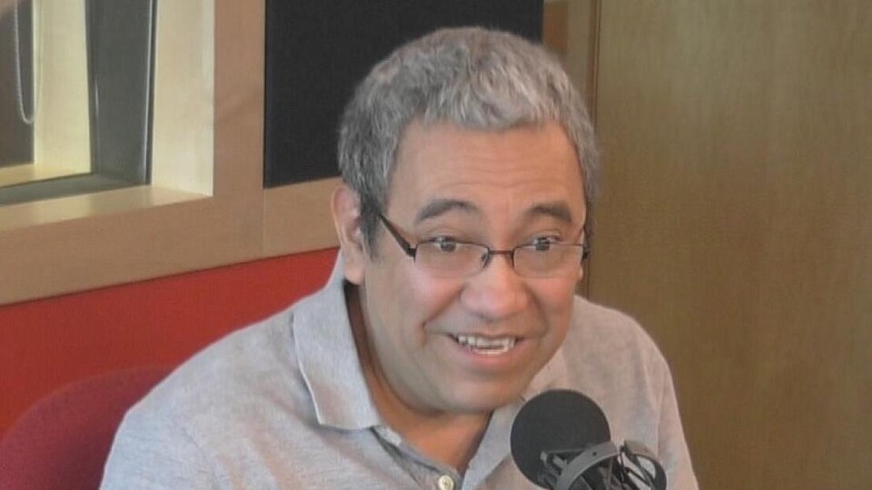 Byron Cruz en entrevue dans les studios de Radio-Canada.