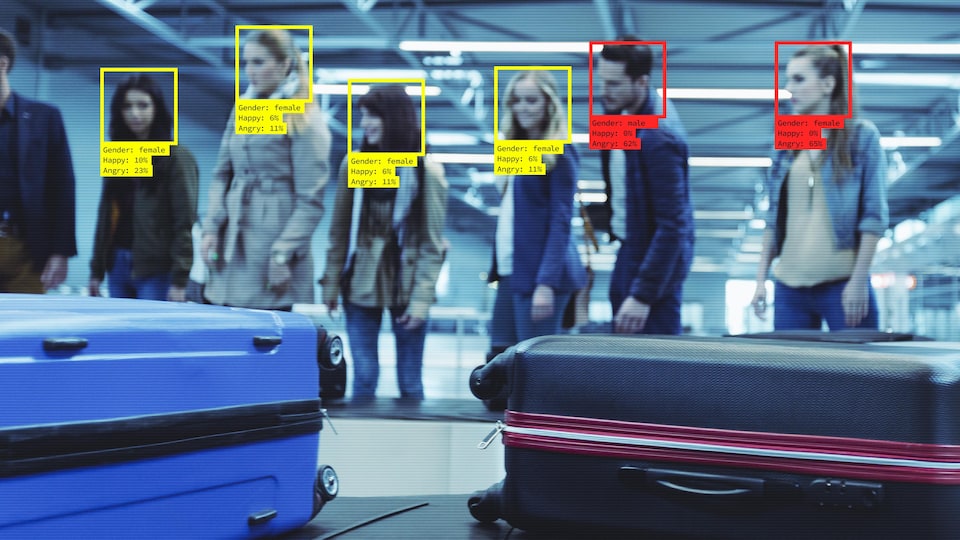 Des gens attendent leurs valises et leur visage est scanné par un logiciel de reconnaissance faciale.