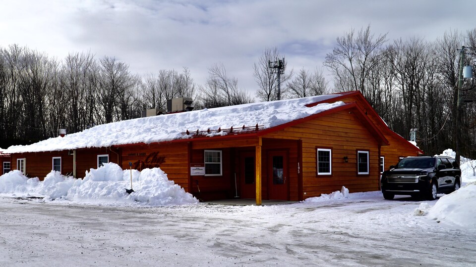 Un bâtiment en bois en hiver.