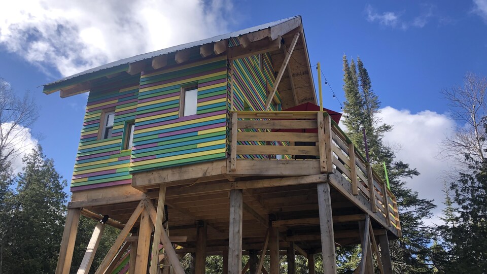 La grande cabane sur pilotis peut accueillir une famille.