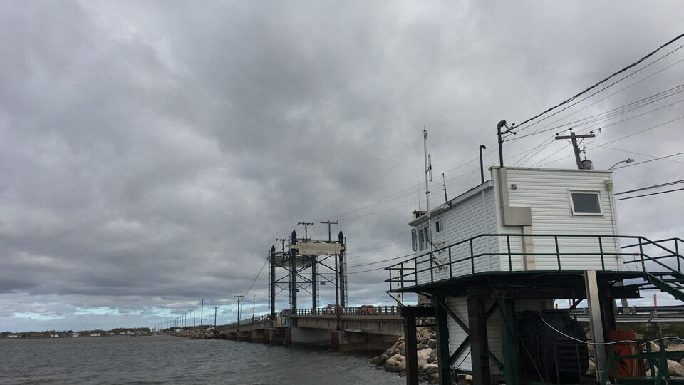C'est depuis cette cabane qu'un responsable fait monter puis descendre le tablier du pont levant de Lamèque-Shippagan.