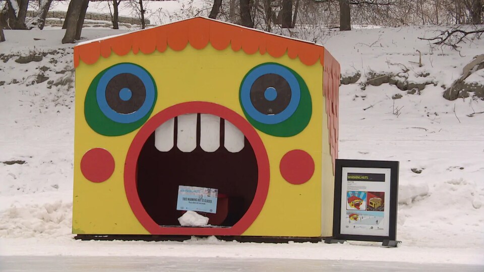 Une cabane colorée se trouve à l'extérieur.