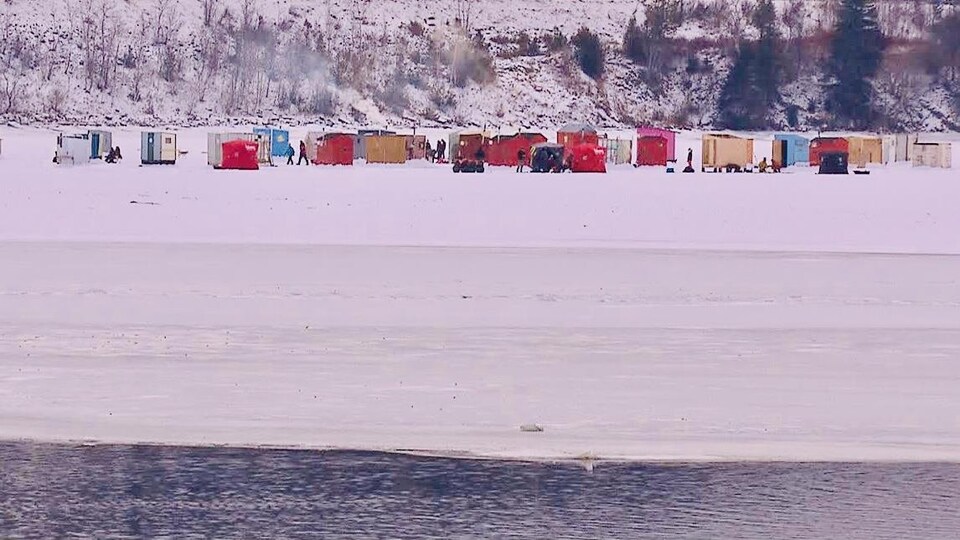 Des cabanes de pêches sur la glace.